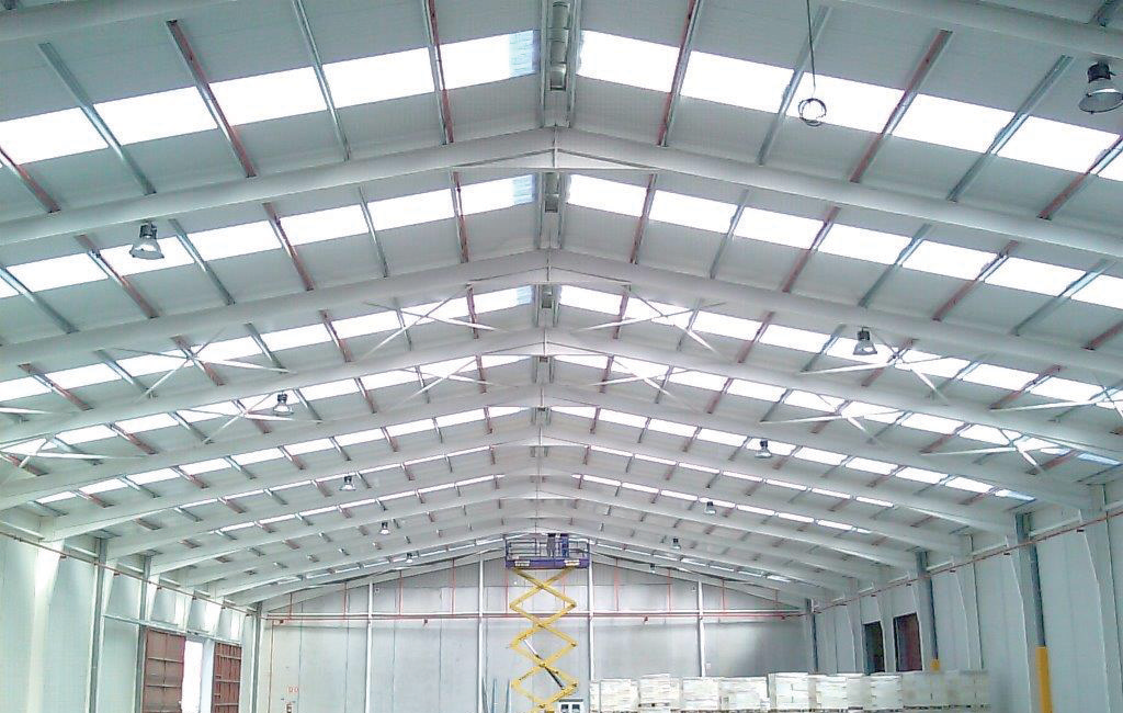 Toiture d'un bâtiment blanc conçu à partir de plaques en polyester ondulé transparent